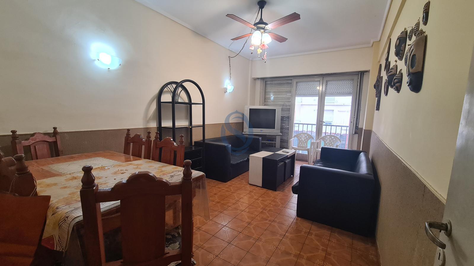 Dos ambientes con dependencia de servicio a la calle con balcon