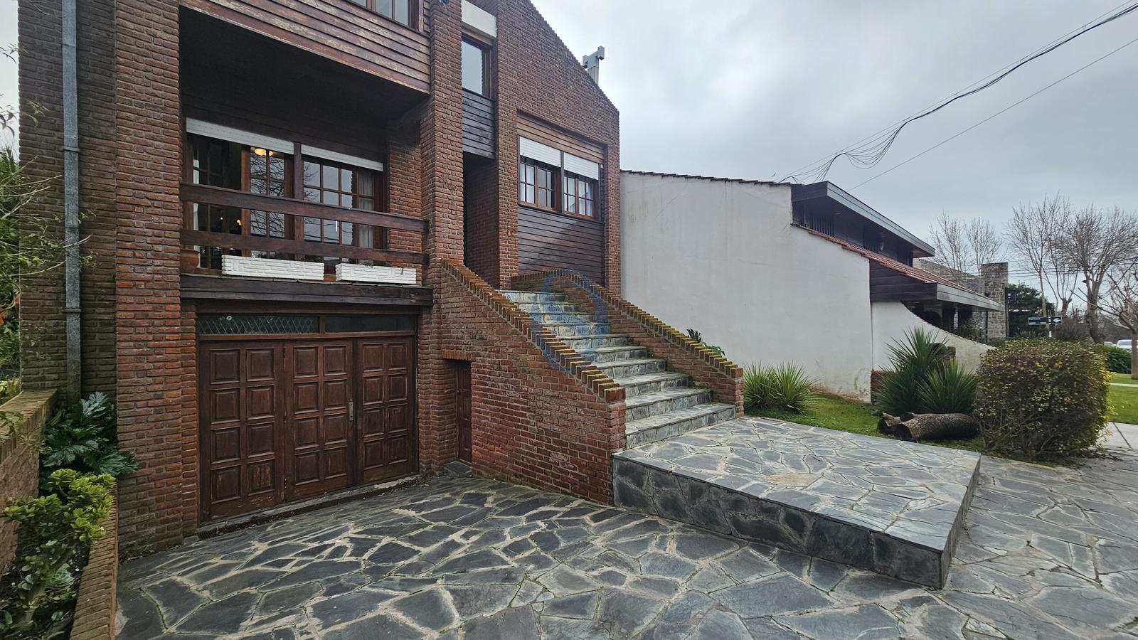 Venta - Chalet siete ambientes en cinco plantas con patio y garaje - Arenales 3929 - Divino Rostro